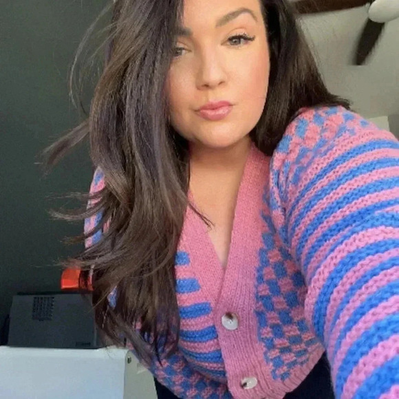 BUTTERMELON Checkered & Striped Cropped Oversized Vneck Sweater - Picture 7 of 9